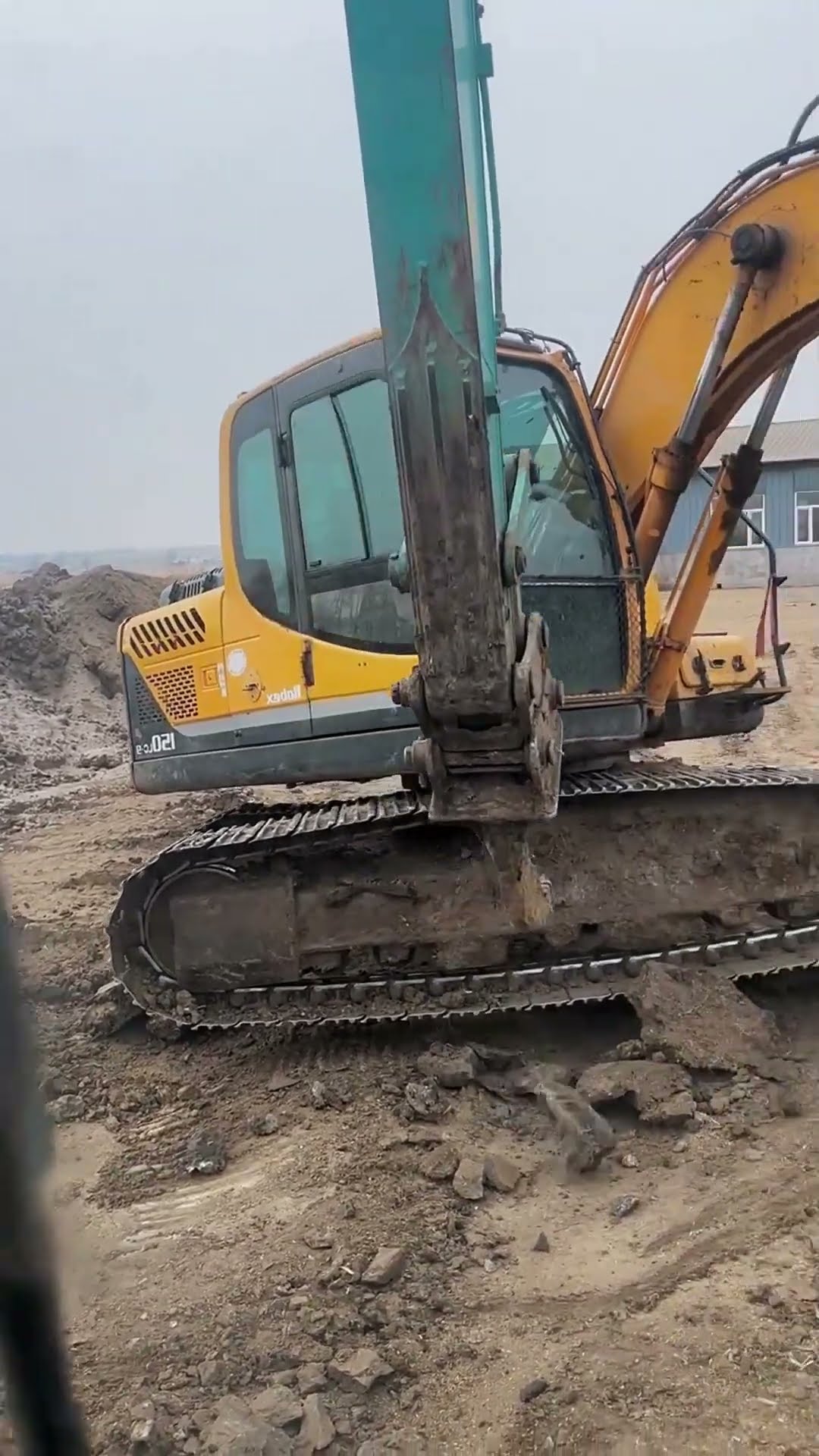 Track hard mud cleaning process- Good tools and machinery make work easy