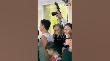 Ba ruột cố nghệ sĩ Ngọc Trinh lau nước mắt trong giờ tiễn biệt con gái ở nhà tang lễ