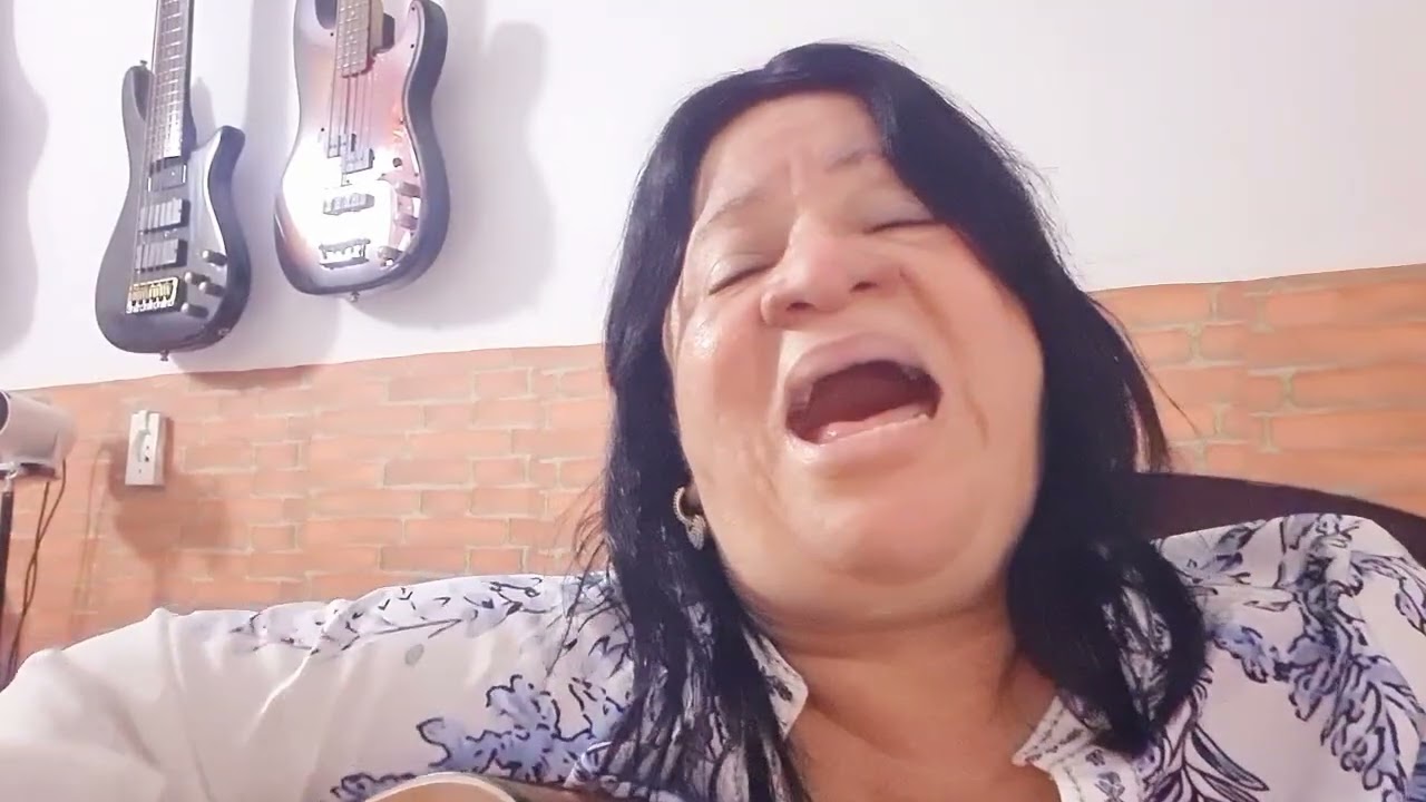 Thyna Ramos Canta música autoral, onde Deus falou com Ela.