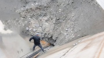 The Complete Process Of Unloading A Huge Block Of Phosphate Rock! Unloading Is Very Difficult!