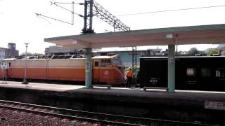 電力機車頭E310加掛於724次貨列之後