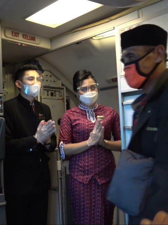 Disembark Penumpang  Lion Air di Sambut oleh Pramugara dan Pramugari Pesawat