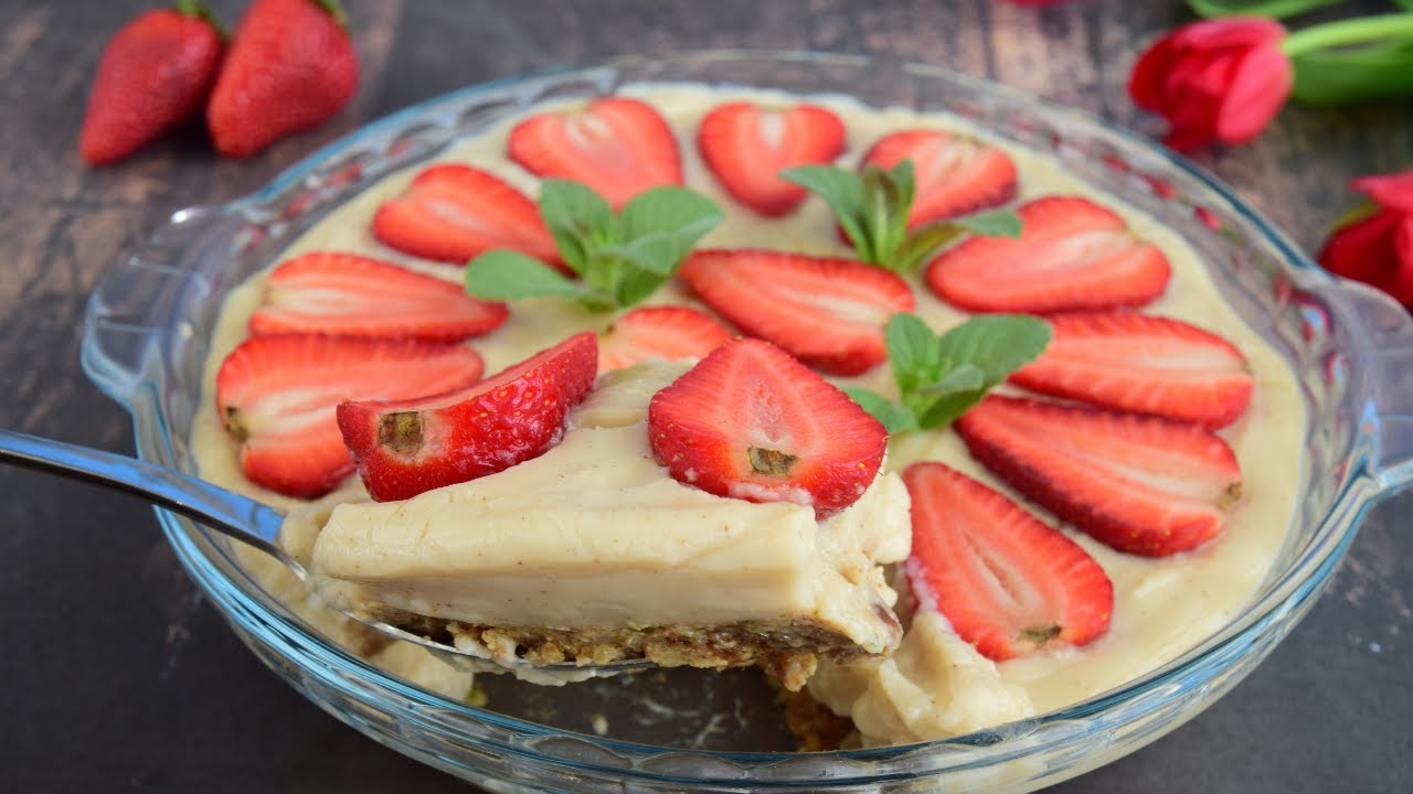 Вкусный десертный пудинг с финиками, орехами, тыквенными семечками, кокосом и клубникой