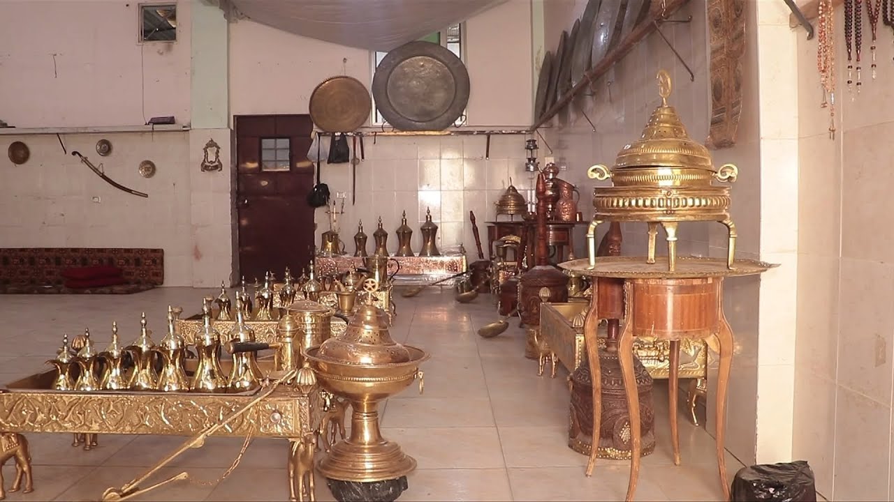 صانع نحاسيات وأنتيكا دمشقي ينقل مهنته إلى مدينة إدلب