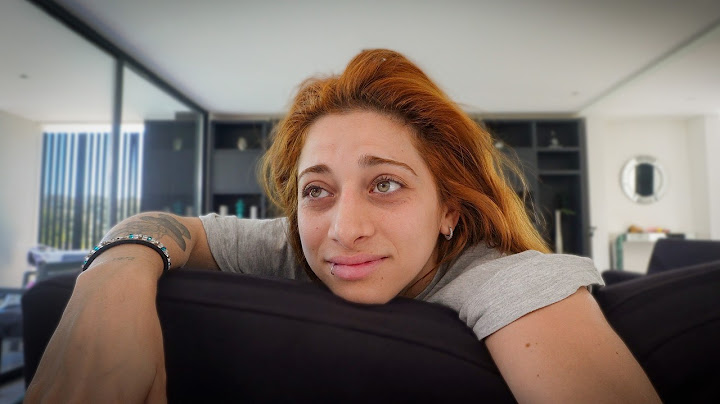 una chica en sus 20 *días antes de menstruar*