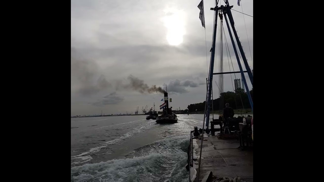 sleepboot Noldina geeft voorspan aan stoomsleepboot Hercules die de Heibok No.4 sleept.