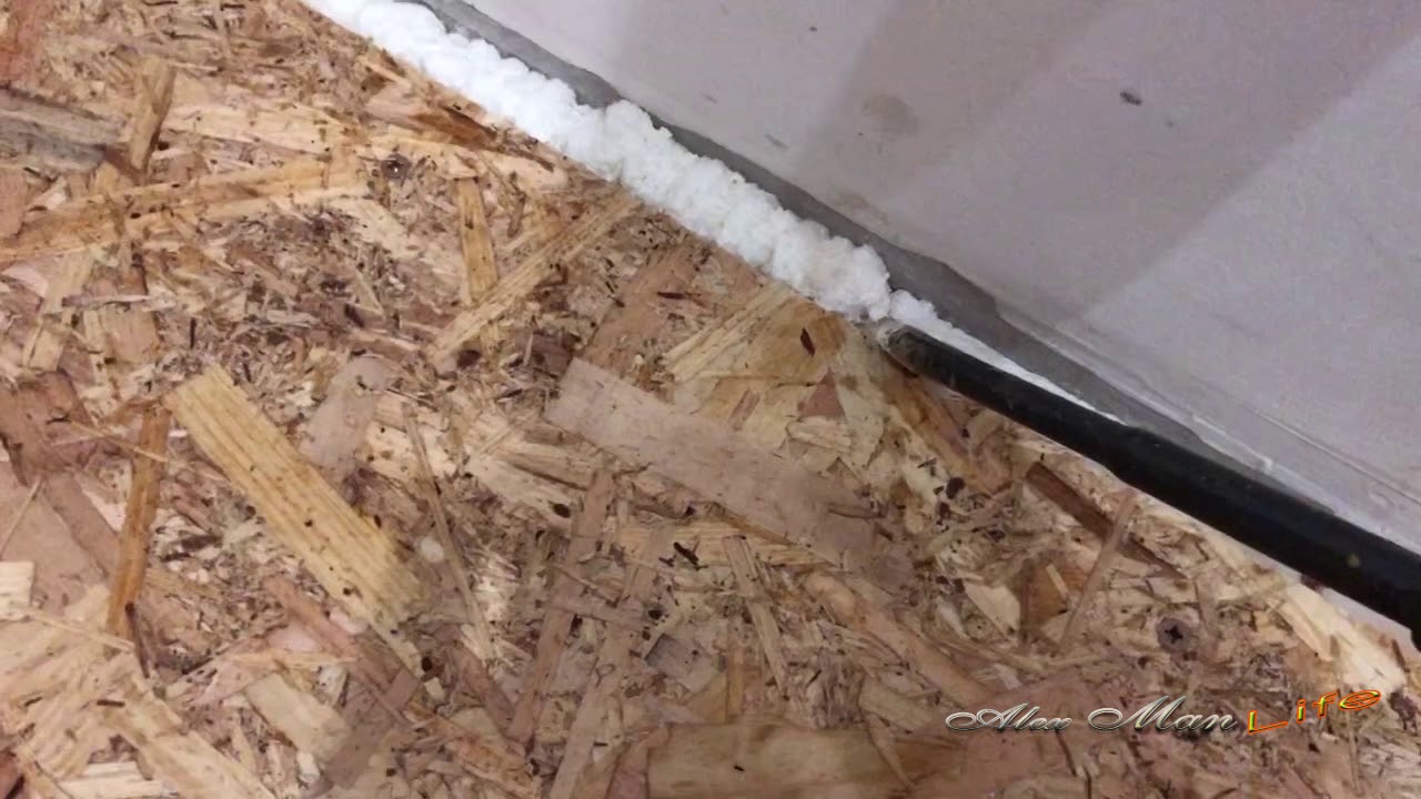 Запениваем зазоры пеной Макрофлекс между ОСП листами и стеной ...