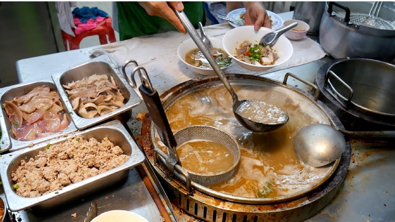 CHINATOWN BANGKOK THAI STREET FOOD TOUR - Amazing Yaowarat food | Food and Travel Channel | Thailand | Chasing a Plate - Thomas & Sheena