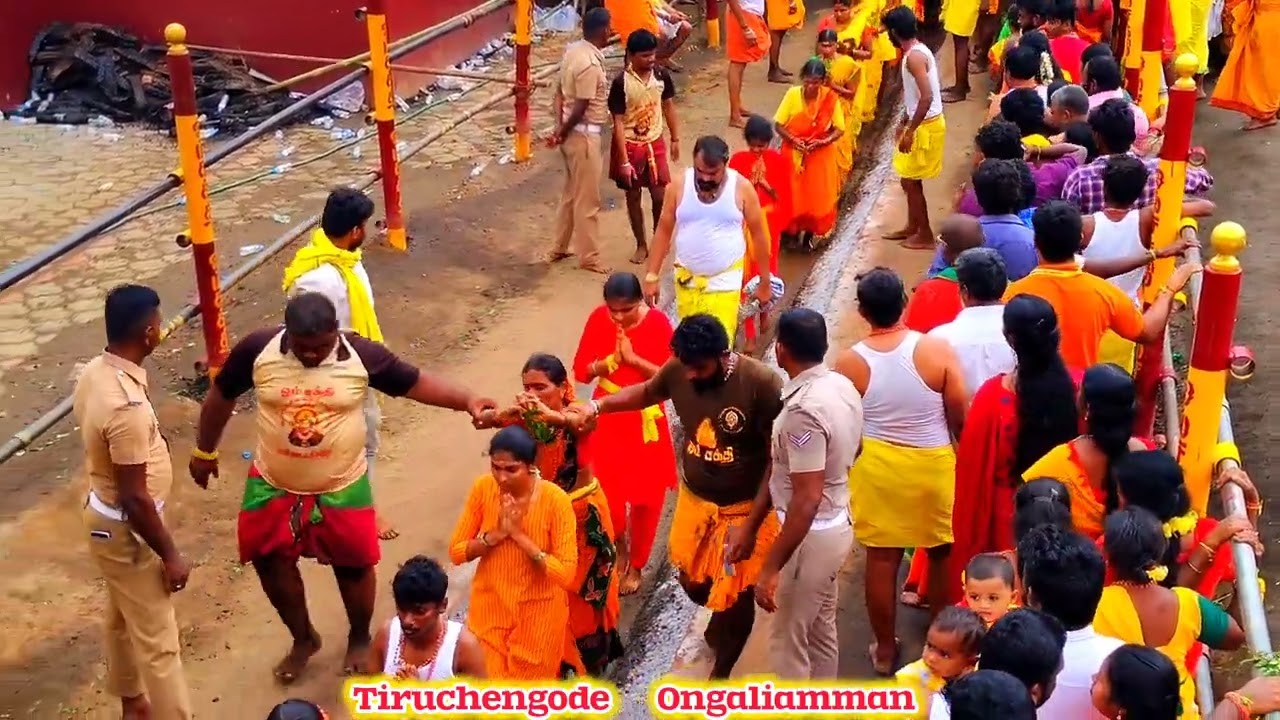 பல்லாயிரக்கணக்கான பக்தர்கள் பூ குண்டம் இறங்கும் விழா திருச்செங்கோடு அருள்மிகு சின்ன ஓங்காளியம்மன்