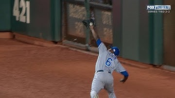 Lorenzo Cain le roba un hit a Hunter Pence