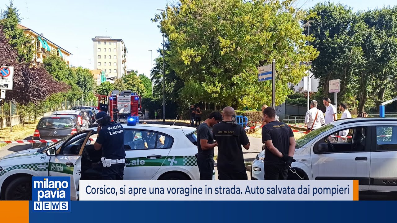 Corsico | Si apre una voragine in strada. Auto salvata dai pompieri