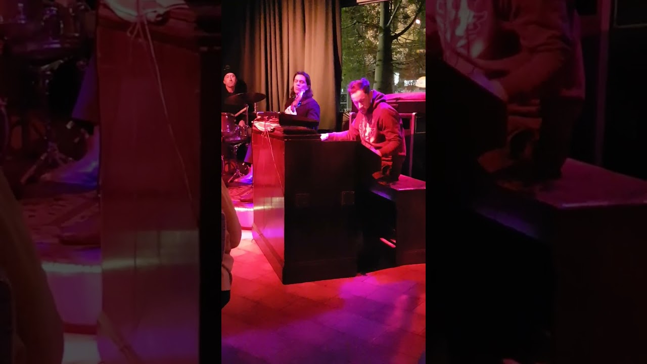 The Putbacks rippin' it up at Bar 303!