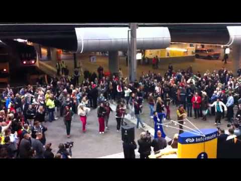 Mary Poppins Flashmob @ Den Haag CS