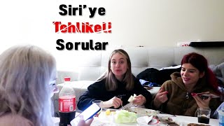 SİRİ'YE SORULMAYACAK SORULARI SORDUK  ( KIZLARLA BİR VLOG )