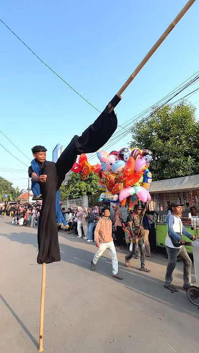 Aksi Jangkungan di arak-arakan Pecung