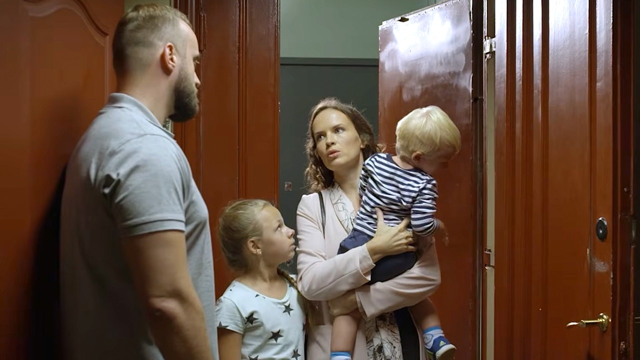 EN LA PUERTA DE SU CASA APARECIÓ SU EX… CON UN HIJO