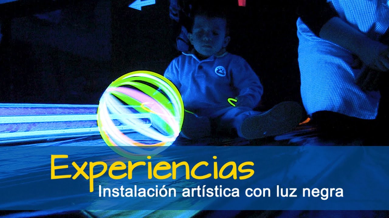 Instalación artística con luz negra.  Experiencias. Escuela Infantil Alkor