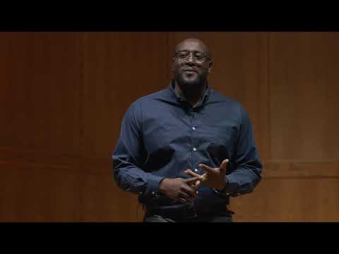 नकारावर मात करणे, जेव्हा लोक तुम्हाला दुखवतात आणि जीवन न्याय्य नाही | डॅरिल स्टिन्सन | TEDxWileyCollege