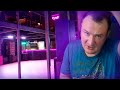 ОСТЕР ПОКАЗЫВАЕТ СЦЕНУ НА КОНЦЕРТЕ ЛИГИ КУБИЗМА