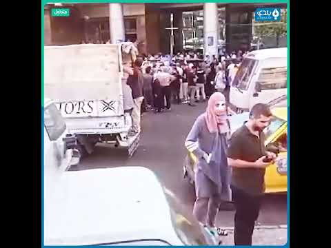 حشود من المواطنين السوريين أمام مبنى الهجرة والجوازات بدمشق