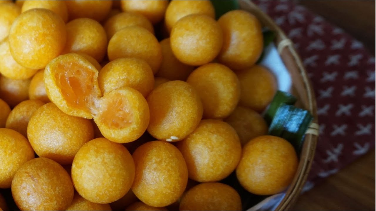 Fried sweet potato balls: Kanom Kai Nok Kra Ta - YouTube