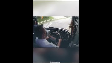 detik-detik bus vs elf terekam kamera dashcam,minibus terguling #shots #trending