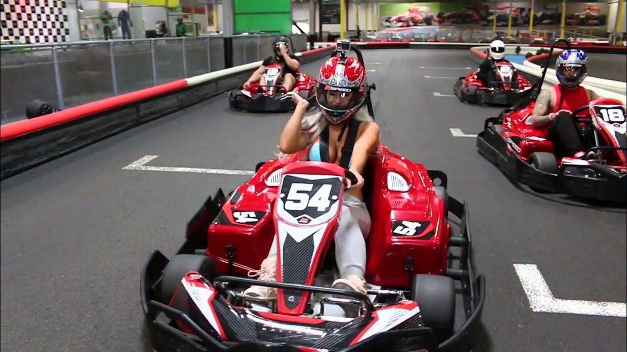 Картинг фотосессия. Двухместный картинг. Девушка картинг фотосессия. Картинг девушки. Картинг фото девушек.