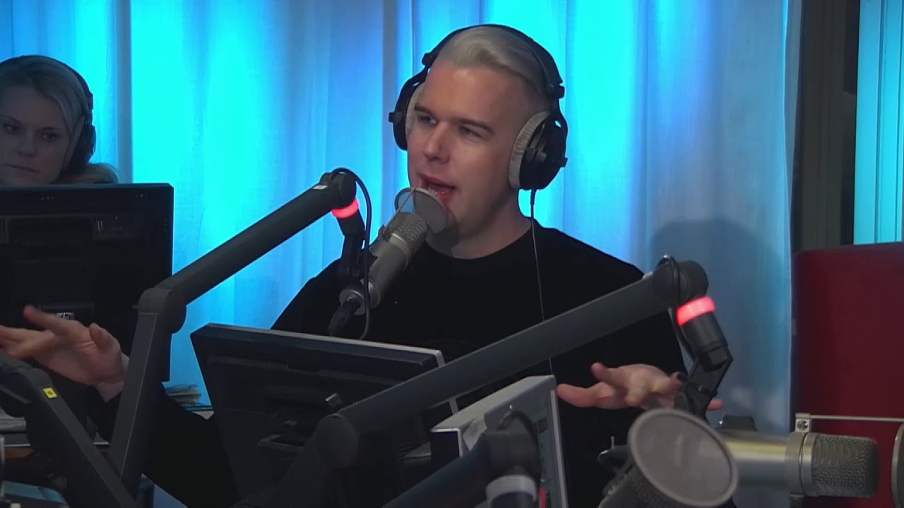 [FARAO] Jag älskar att hata flygplatspersonal! - NRJ SWEDEN - YouTube
