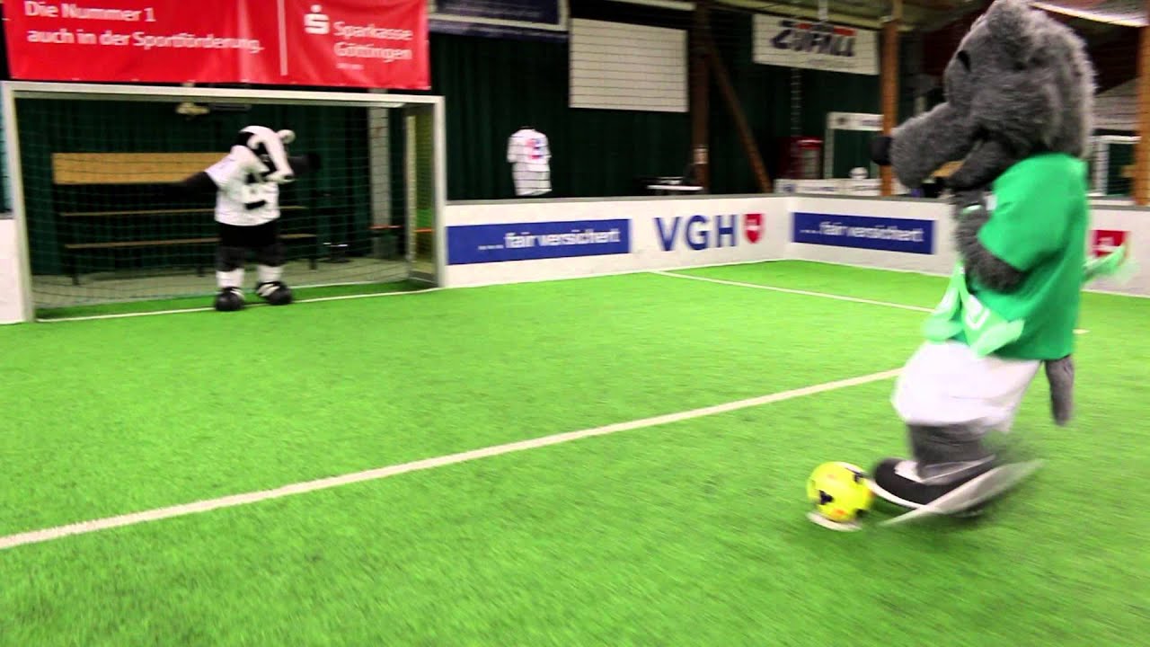 Sparkasse-VGH-Cup: Billy the Badger (Fulham FC) vs. Wölfi (VfL Wolfsburg)