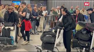 Grupa Lavina Na Aerodromu Pokušava Da Izbegne Intervju Sa Novinarima