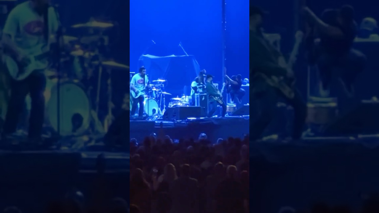 Смотреть «Fleshwater - Foreign live 3/28/25 at Gainbridge Fieldhouse in Indianapolis, IN. (clip 1)» на YouTube Смотреть «Fleshwater - Foreign live 3/28/25 at Gainbridge Fieldhouse in Indianapolis, IN. (clip 1)» на YouTube
