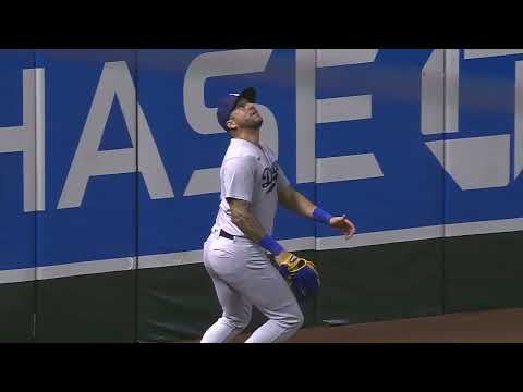 David Peralta makes a leaping grab in left field to rob a home run