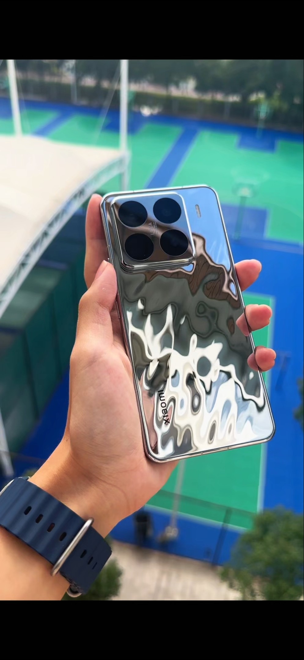 The weather is really good today. I took out my stainless steel phone to breathe in some air...