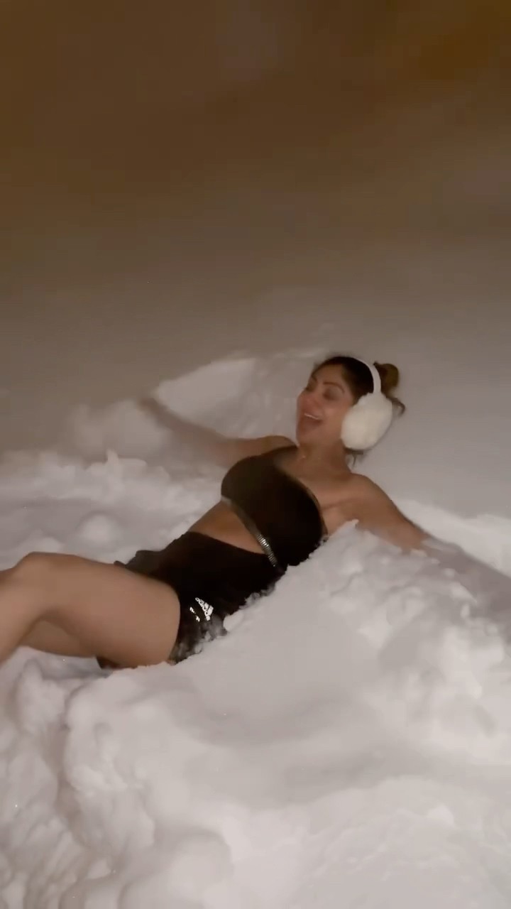 Shilpa Shetty SCREAMS \u0026 RUNS after lying down in the snow in -13 degree ? #shorts #shilpashetty