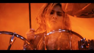 YOSHIKI、激しいドラムプレイ＆クラシックなピアノ演奏披露　コカ・コーラとタッグを組んだエナジードリンク発売　『REAL GOLD X／Y』新CM