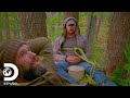 Joe duerme en un asiento de un árbol por miedo a los osos | Desafío x 2 | Discovery en Español