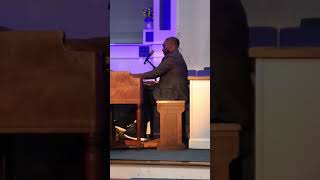 Video thumbnail of "John Peters. Playing the organ"