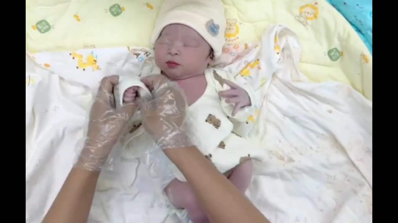 Mastering Newborn Clothing Changes: Quick and Easy Tips 👶💡 | baby dress