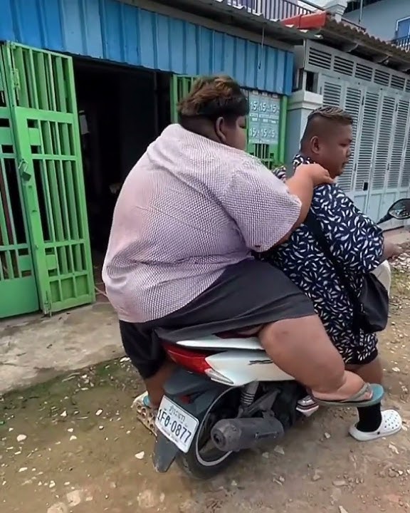 Lihat Dua Orang Gendut Naik Motor Lucu! #trending #viral#share #pilpres#shortvideo #awasyojanaodisha