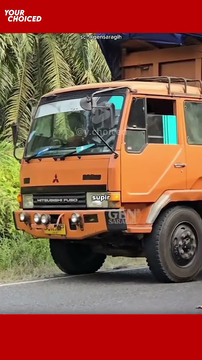 Respect! A truck driver helps his colleague sincerely and selflessly.