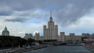 Прогулка по Москве:  Зарядье, высотка и сердитое небо (с субтитрами)