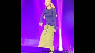 Roses Twerking Level In Recent Concert