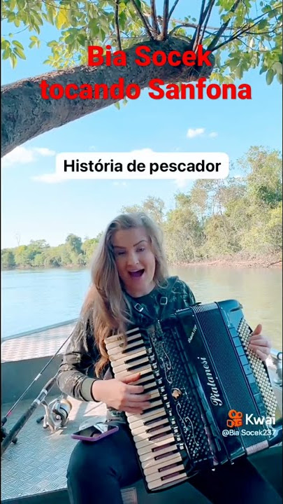 Bia Socek tocando Sanfona