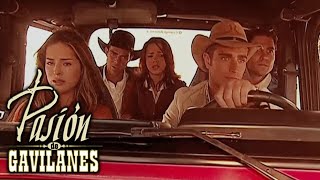 Pasion de Gavilanes - Norma con Franco, Oscar y Sara persiguen el auto de Juan