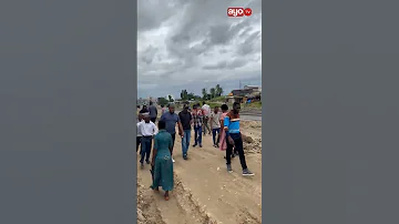 TAZAMA WAUMINI WA GWAJIMA WAKIFANYA MAOMBI NJE YA KANISA 