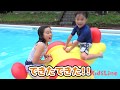 プールでシーソー 浮輪 乗り物 水遊び こうくんねみちゃん Inflatable seesaw in Pool