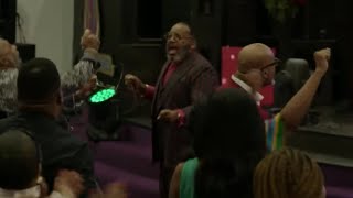 Bishop Marvin Sapp Couldn’t Move with the Service when a PRAISE BREAK broke at The Chosen Vessel!!