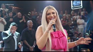 Adryana Ribeiro canta 
