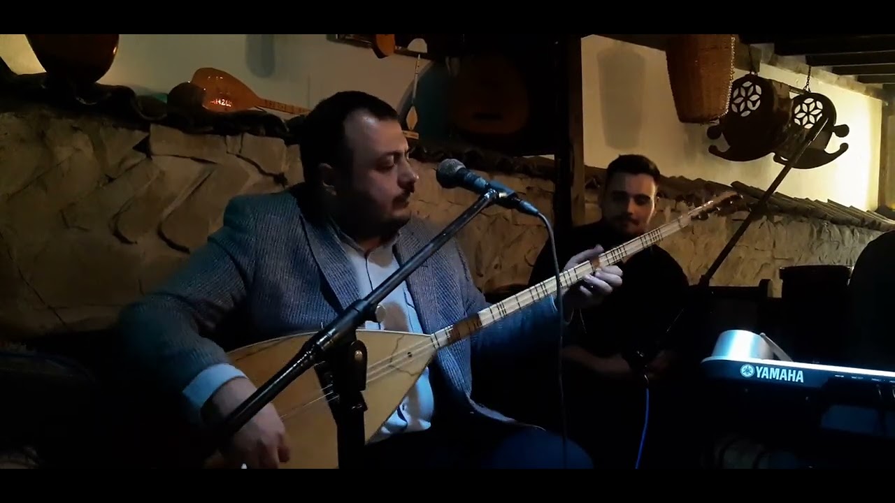 Sigarasından derin bir nefes aldı ve çalmaya başladı - Ömer Günday | Bir Ayrılık Bir Yoksuzluk