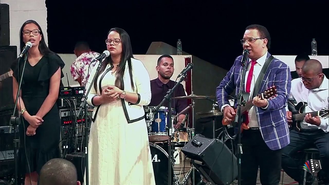 Pr. Silvan Santos e filhas louvando na 15° AGO CIMADSETA (Anápolis/GO)